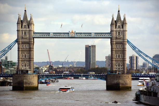 英国伦敦的塔桥和泰晤士河图片下载
