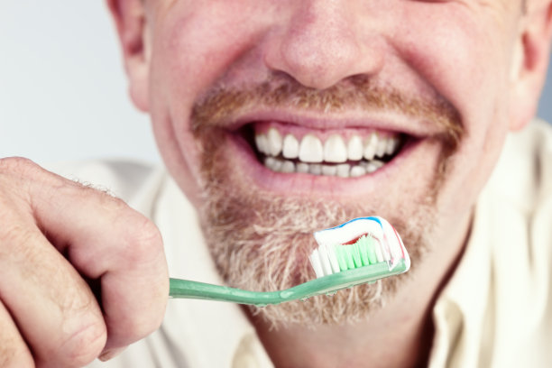 留着胡子的男人，剪得短短的，脸上挂着满满的笑容图片下载