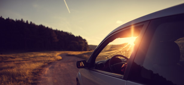 一个坐在车里的年轻人的肖像图片下载