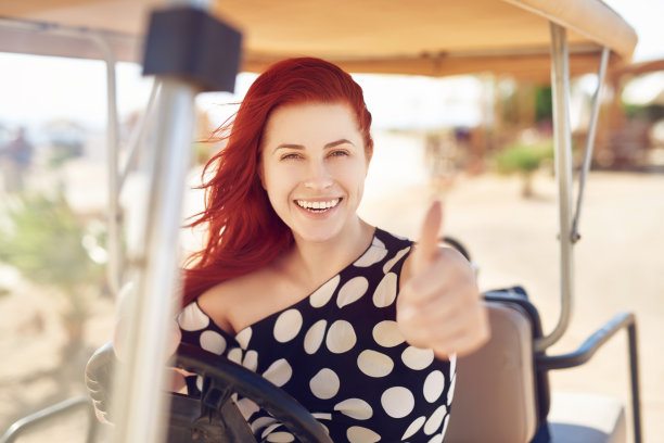 为打高尔夫球竖大拇指图片下载