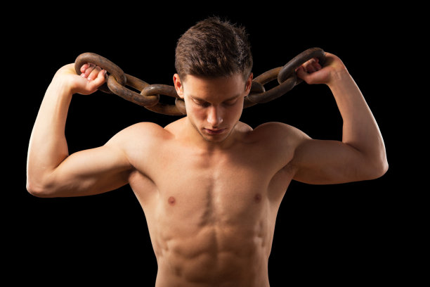 年轻的肌肉发达的健美运动员以沉重的链条的形式举重图片下载