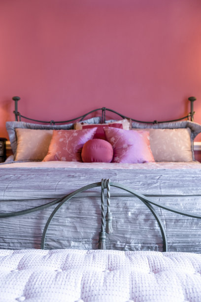 漂亮的床上用品在一个房地产的家图片下载