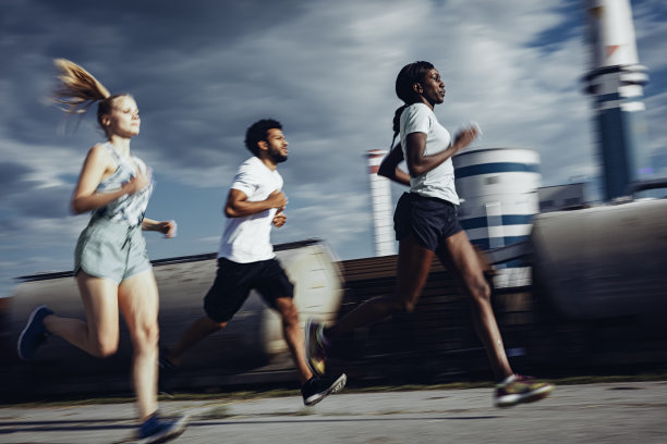 慢跑者户外训练图片下载