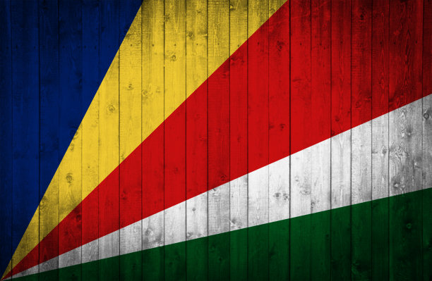 塞舌尔的一面旗帜被画在木头表面上图片下载