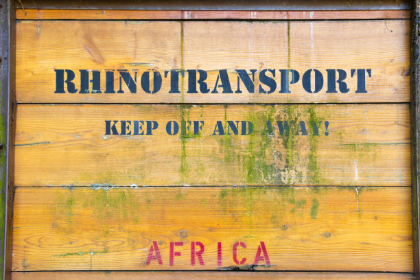 详细的犀牛运输箱图片下载