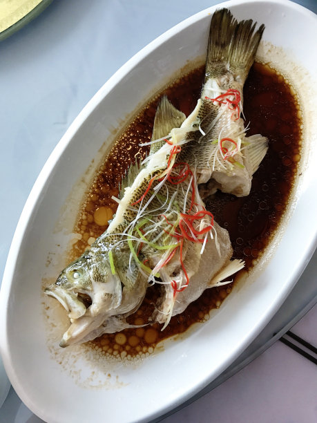亚洲中餐:葱姜蒸整鱼图片下载