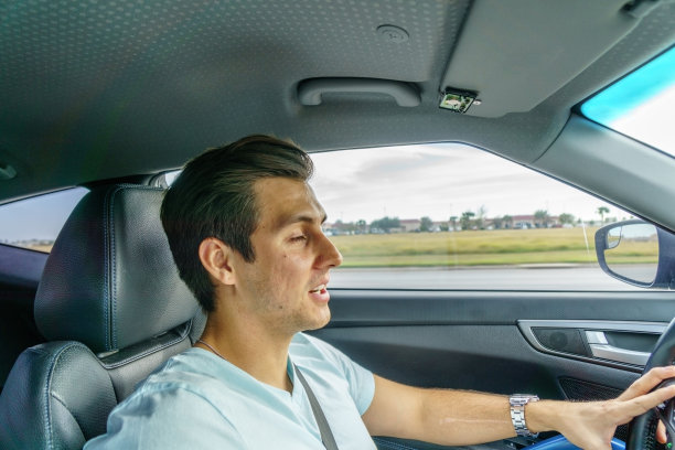西班牙男性肖像驾驶汽车图片下载