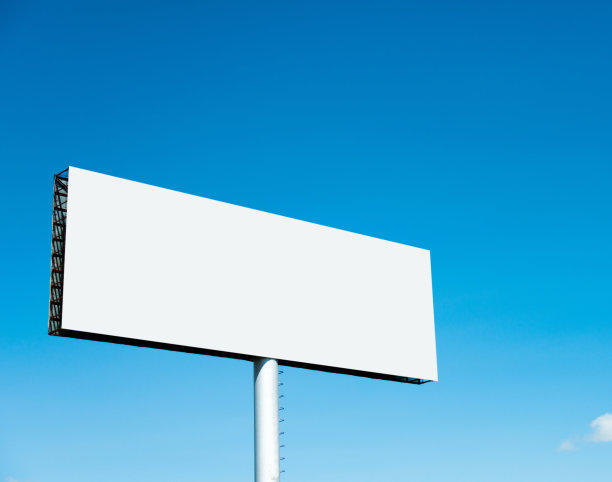 蓝天下的空白广告牌图片下载