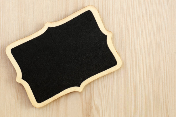 木桌上的空白黑板图片下载