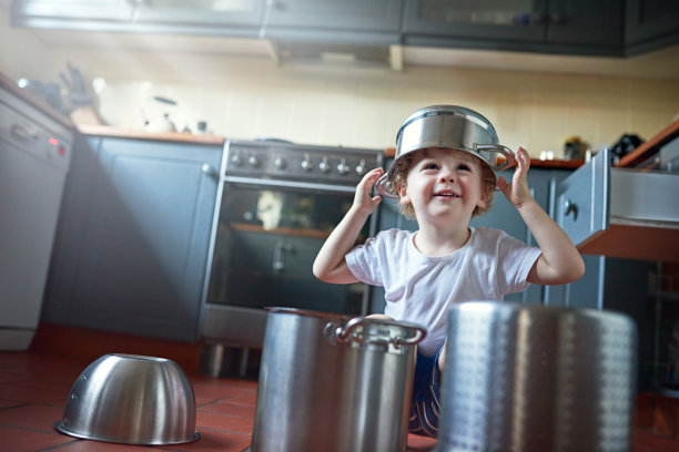 他为妈妈的锅找到了其他用途图片下载