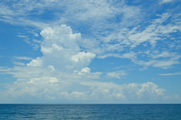 云在蓝色的天空在海洋图片下载
