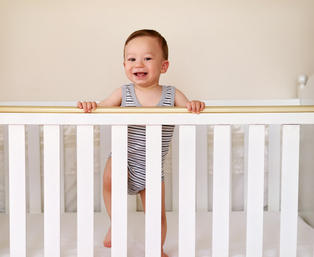 婴儿床里可爱的婴儿图片下载