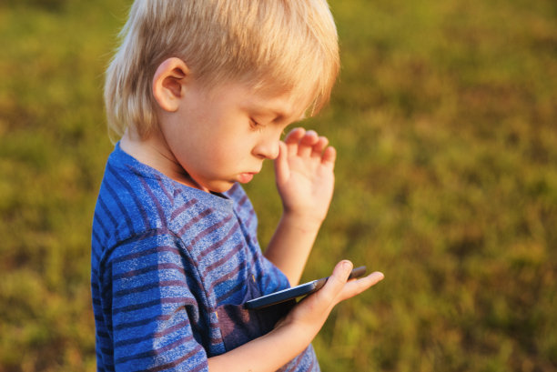 男孩在用手机图片下载