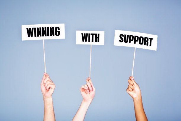手持标语牌上写着“支持胜利”，反对天蓝色图片下载