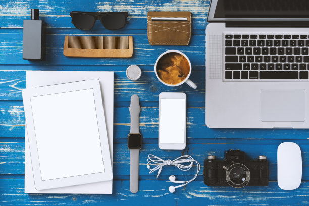 平放桌面男配件与空白屏幕手机图片下载