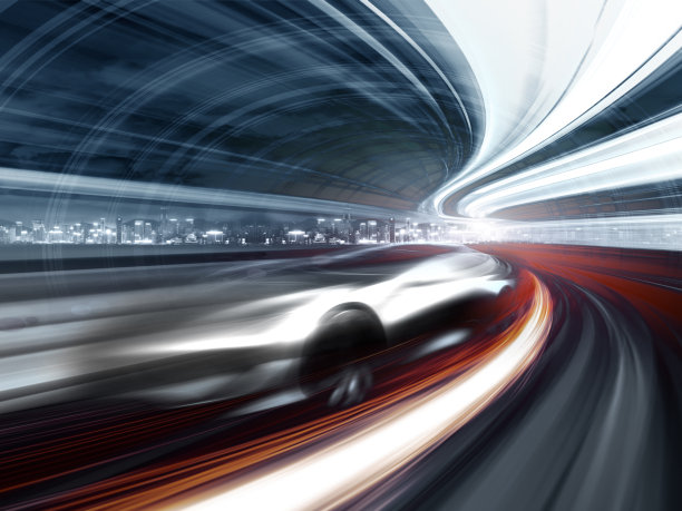 跑车在城市高速公路上超速行驶图片下载