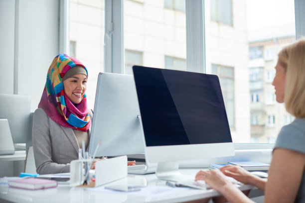 在开放式办公室里的女商人图片下载