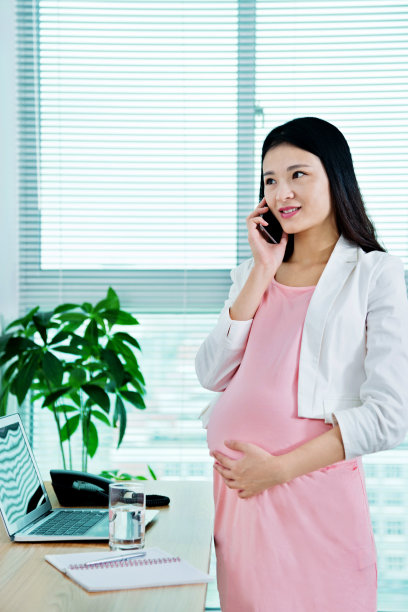 孕妇打电话图片下载