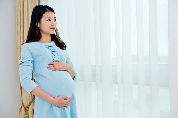 孕妇站在家里图片下载