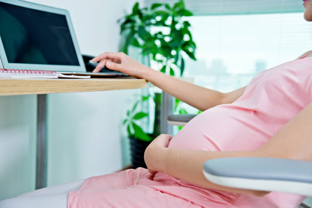 孕妇使用笔记本电脑工作图片下载