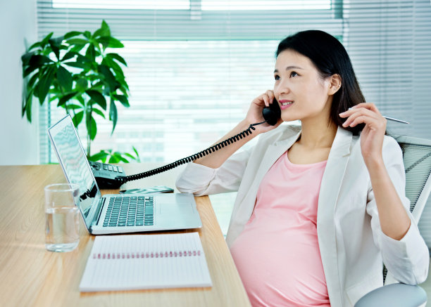 孕妇使用办公室电话图片下载