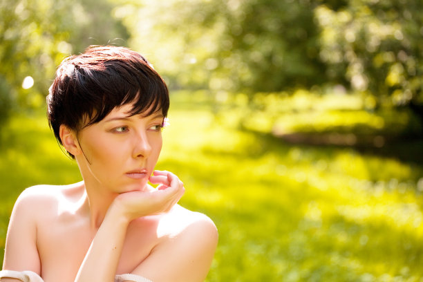 公园里的小女孩图片下载