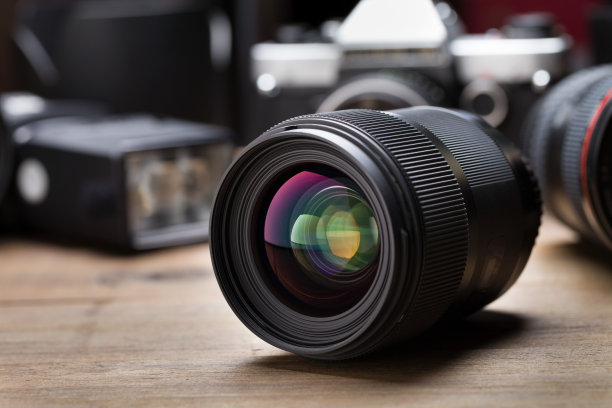 镜头放在木桌上。图片下载