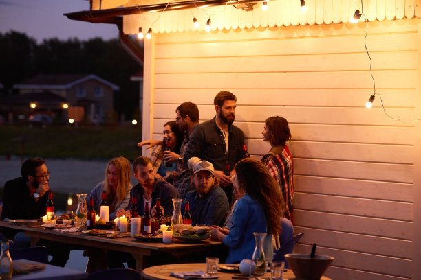 农舍里的年轻朋友图片下载