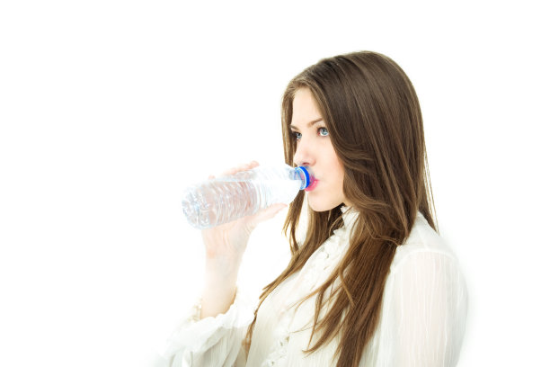 女孩的饮用水图片下载