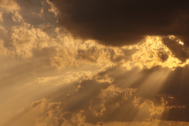 阳光透过云层图片下载