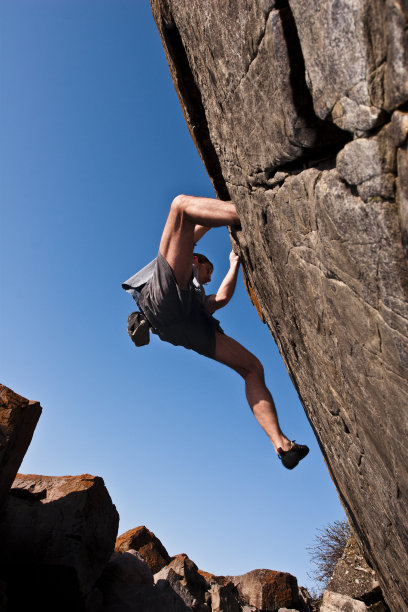 在岸边攀岩图片下载