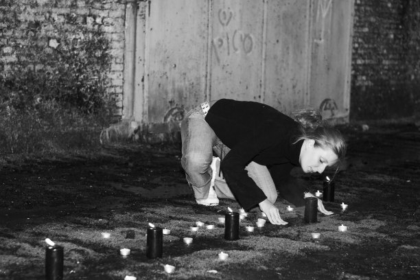 金发女孩正在吹蜡烛图片下载