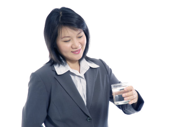 商务女士拿着一杯水图片下载