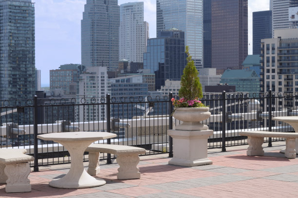 屋顶上的露台上可以看到多伦多图片下载