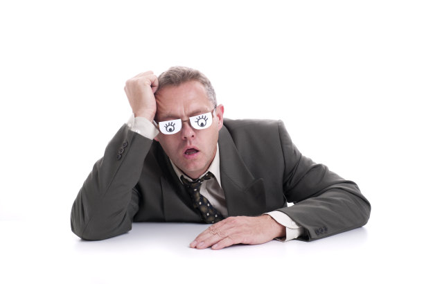 精疲力竭的商人假装在开会时醒着图片下载