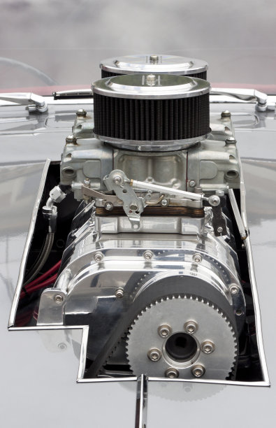 前视图的铬增压器汽车发动机热棒图片下载