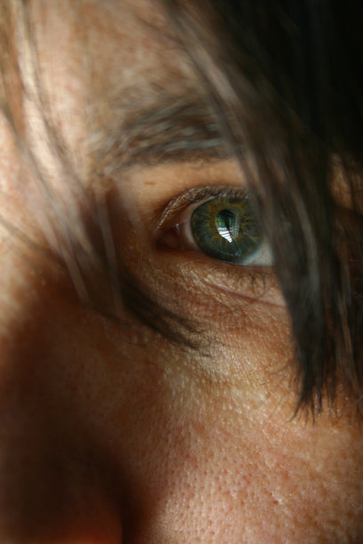 引人注目的眼睛和头发图片下载