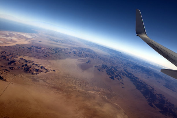 从机翼后面的飞机座位上拍摄的航拍照片图片下载