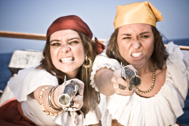 海盗女孩用枪指着相机，咄咄逼人的肖像图片下载