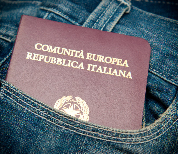 牛仔裤口袋里的意大利护照图片下载
