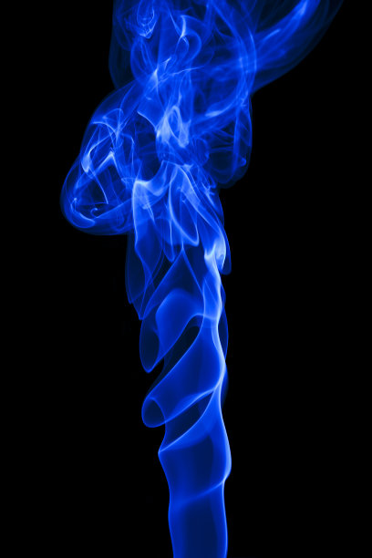 抽象的蓝色烟雾在黑色孤立的背景图片下载