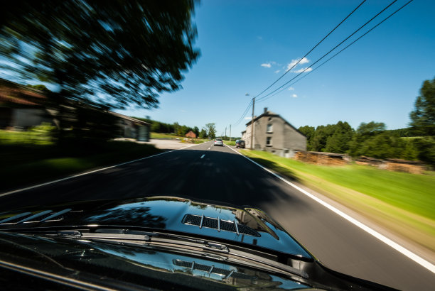 汽车追逐着美丽的风景图片下载