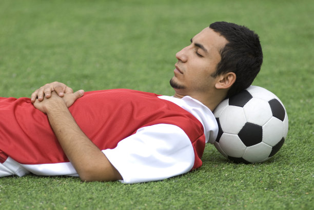 睡在野外图片下载