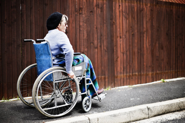 老妇决心要独立，她自己坐轮椅图片下载