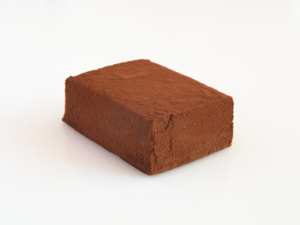 撒有可可粉的生巧克力图片下载