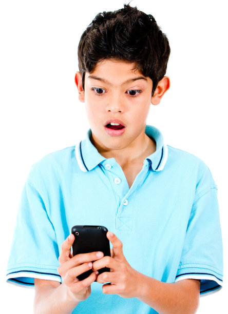 惊讶的男孩用手机发短信图片下载