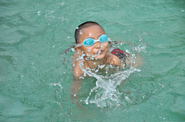 在水里游泳的男孩图片下载