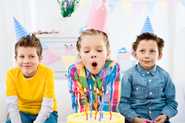 在生日聚会上吹蜡烛图片下载