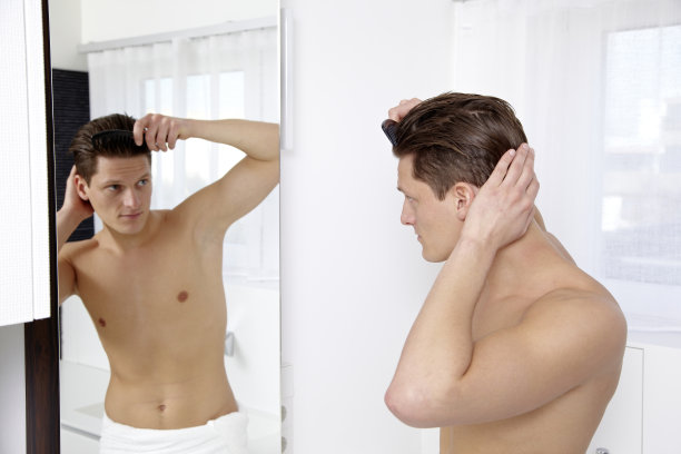 一个年轻人在照镜子图片下载