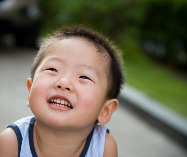 微笑的亚洲男孩图片下载